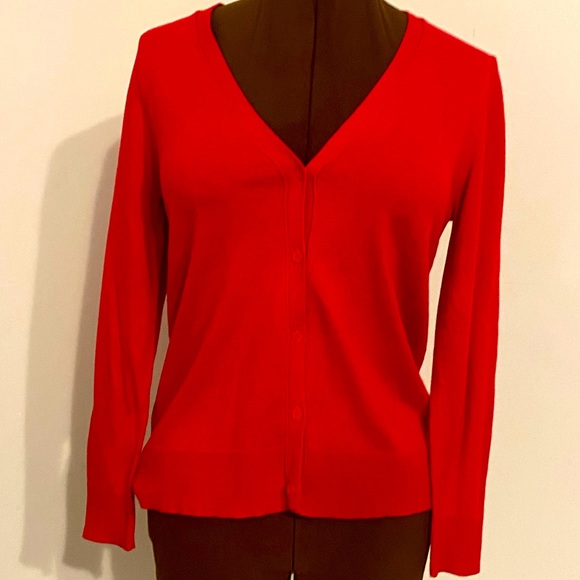 ❤️REITMANS  ESSENTIALS ❤️Red button- up cardigan in medium. Like new condition. - Picture 4 of 14